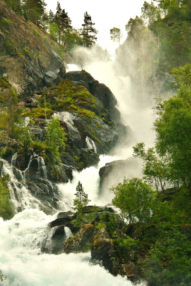 Стремительная горная речка