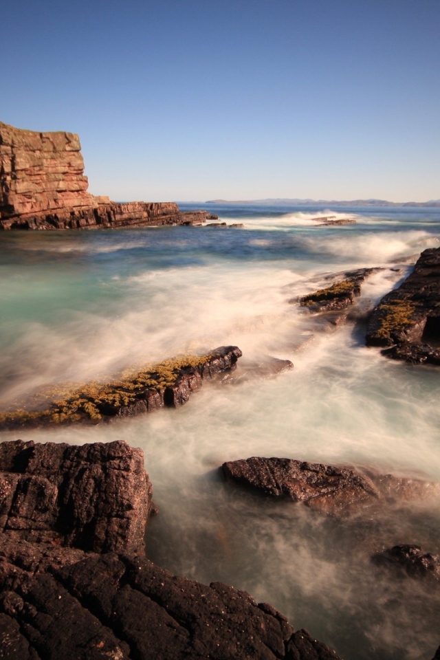 Скалы около берега