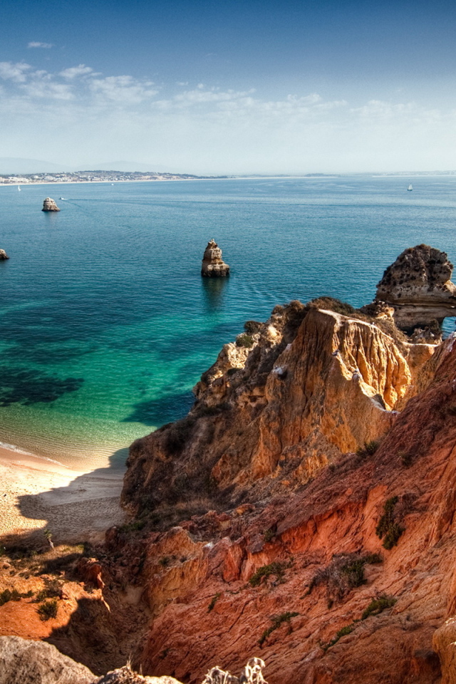 Скалы на побережье