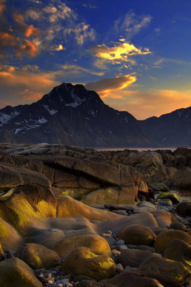 Скалы на берегу