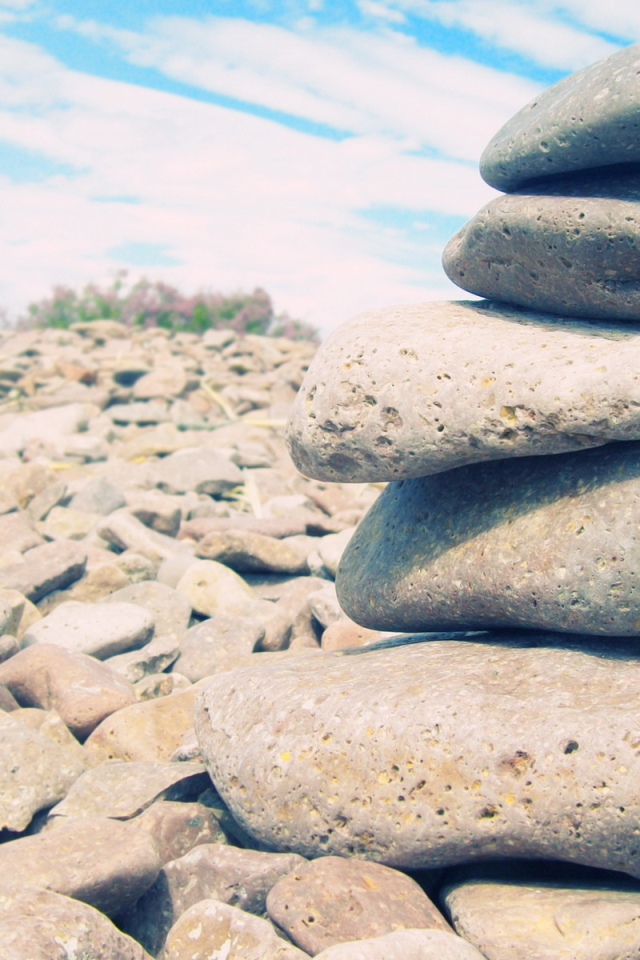 Камни на берегу