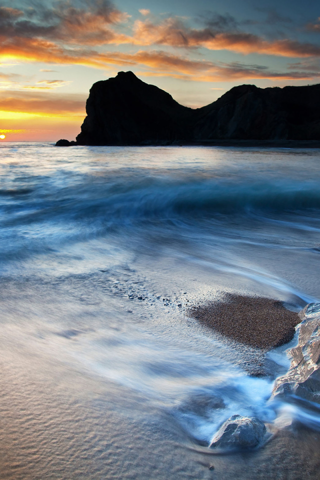 Песчаный берег на закате