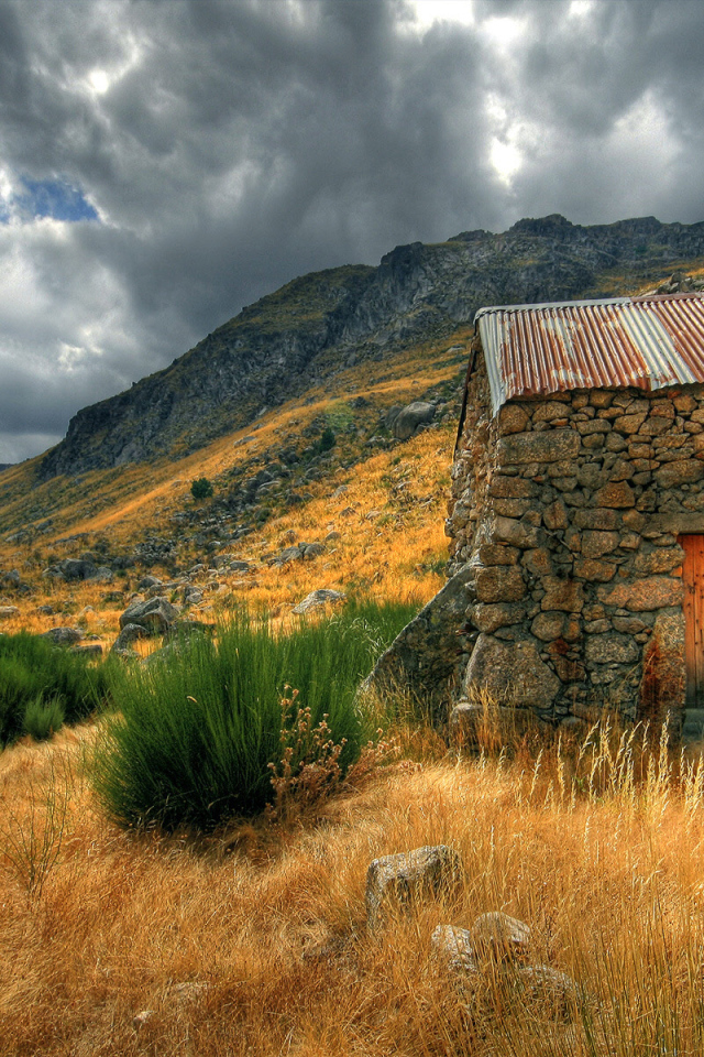Каменный сарай на склоне