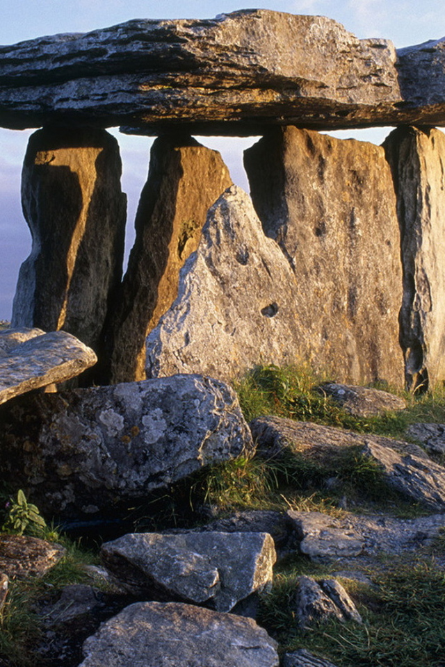 Каменный дольмен