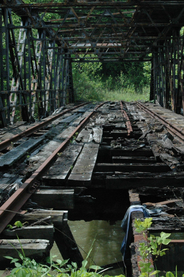 Разрушенная железная дорога