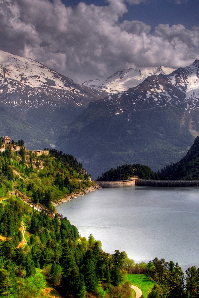 Плотина на горном озере