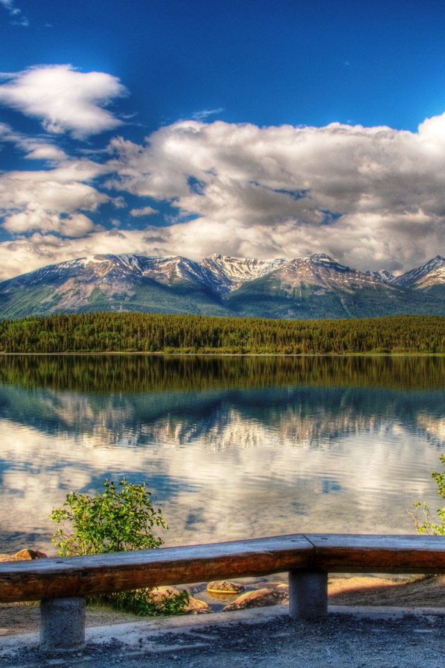 Озеро и горы