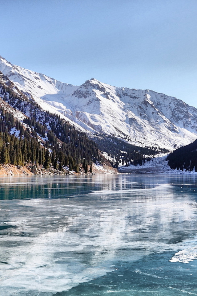 Озеро подо льдом