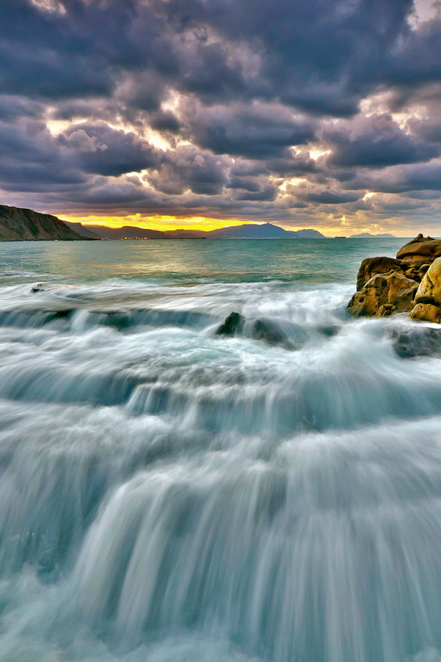 Вдоль берега