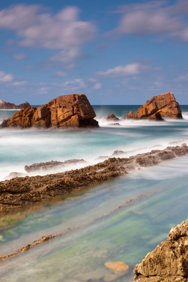 Камни около берега