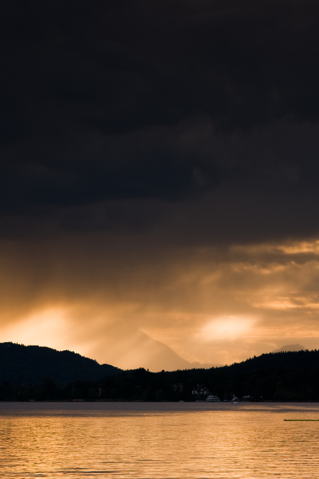 Закат на озере