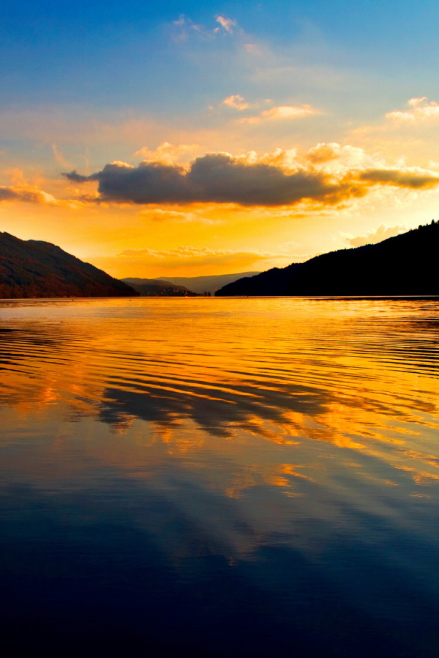 Закат над водой