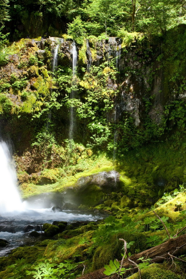 Водопад среди камней