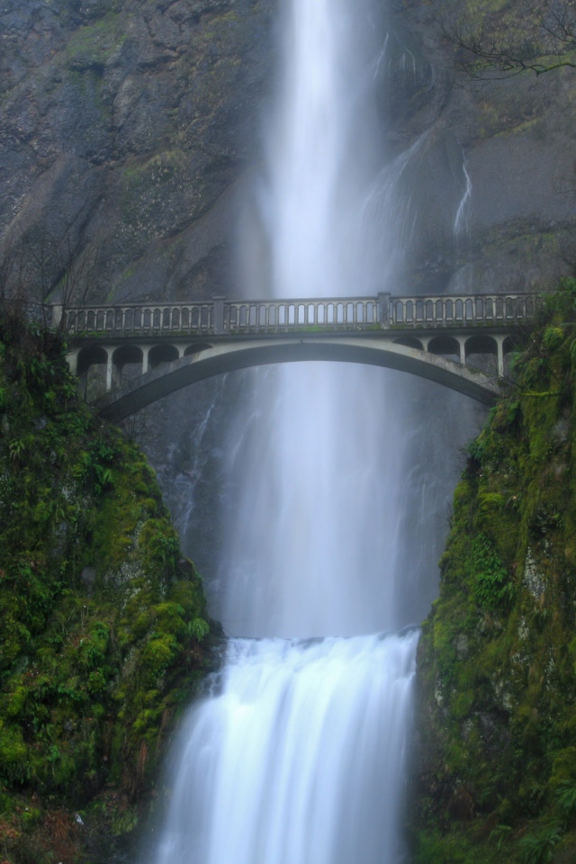 Водопад в ущелье