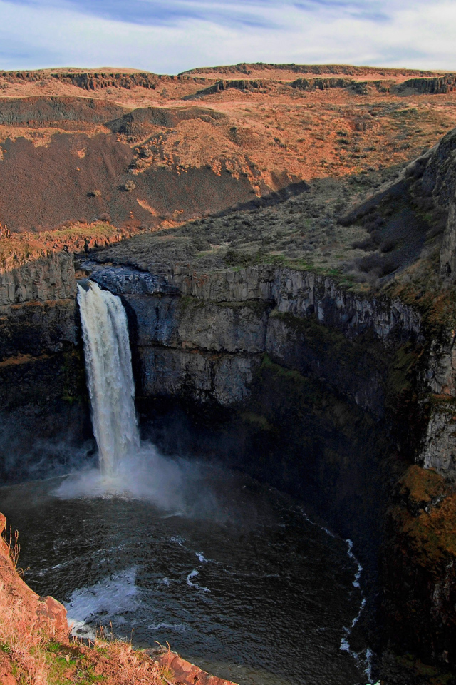 Водопад в каньоне