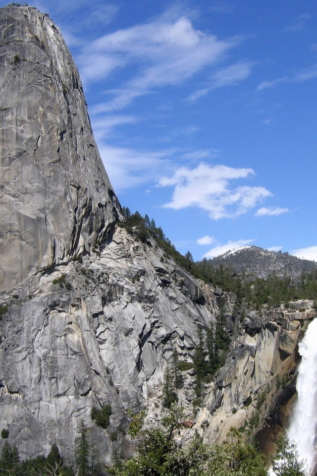 Скала и водопад