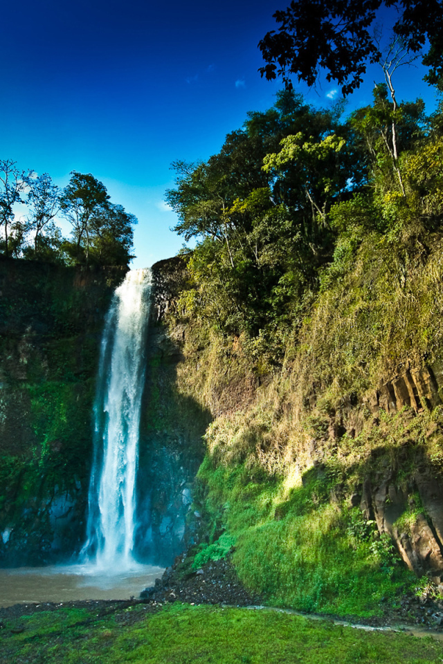 Небольшой водопад