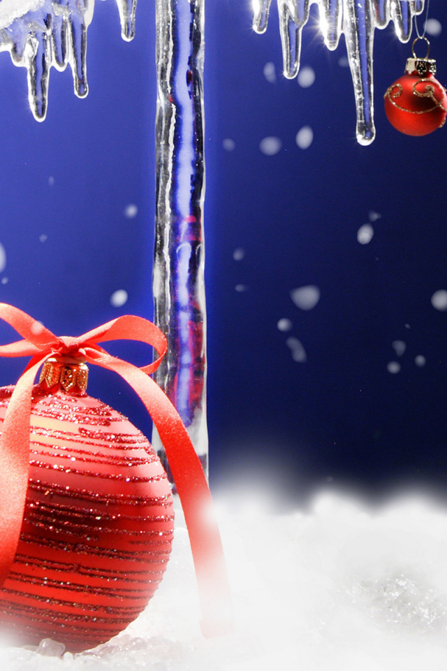 Игрушки и сосульки