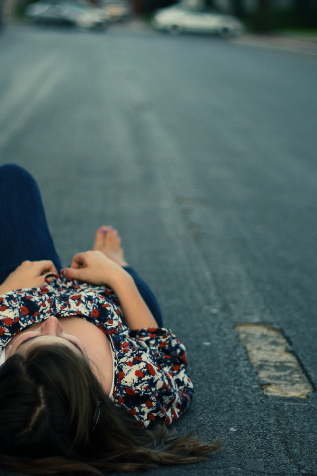 Отдыхает на дороге