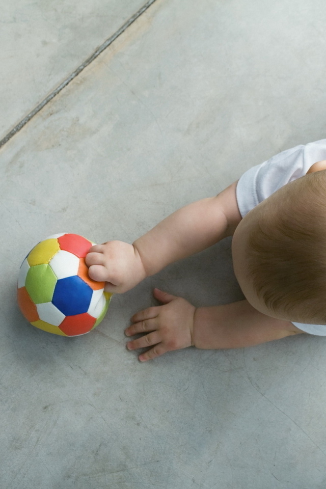 Малыш и мячик