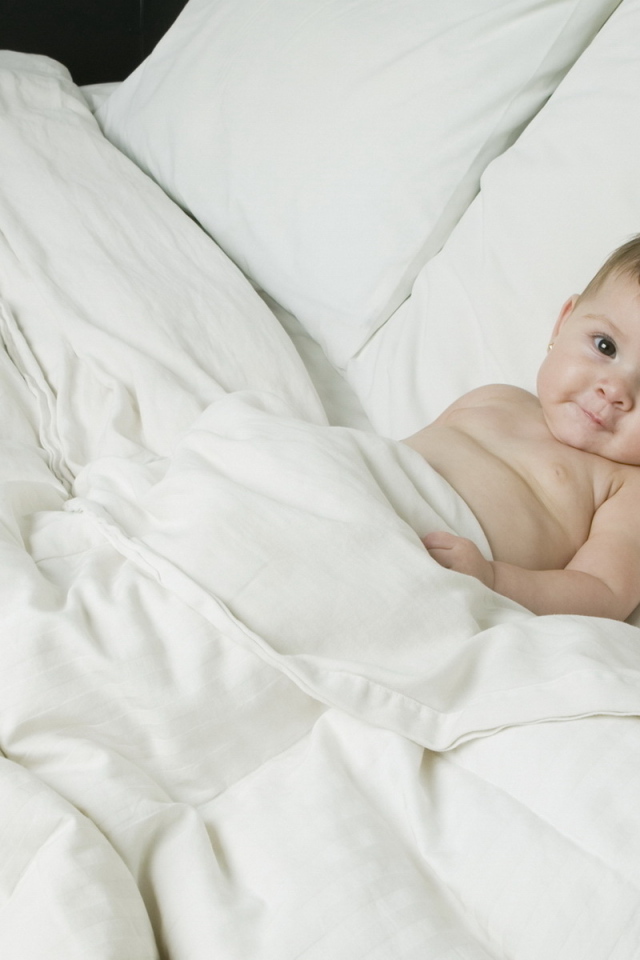 Малыш на кровати