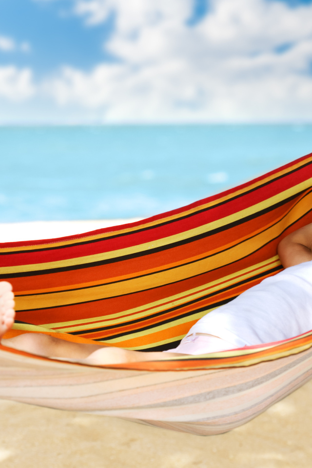 Девочка в гамаке