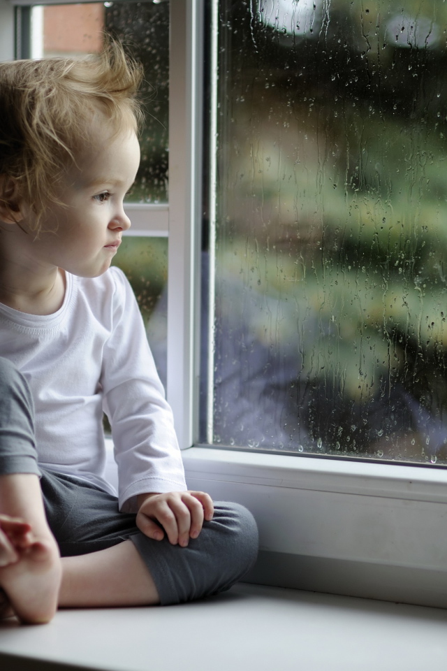 Девочка на подоконнике