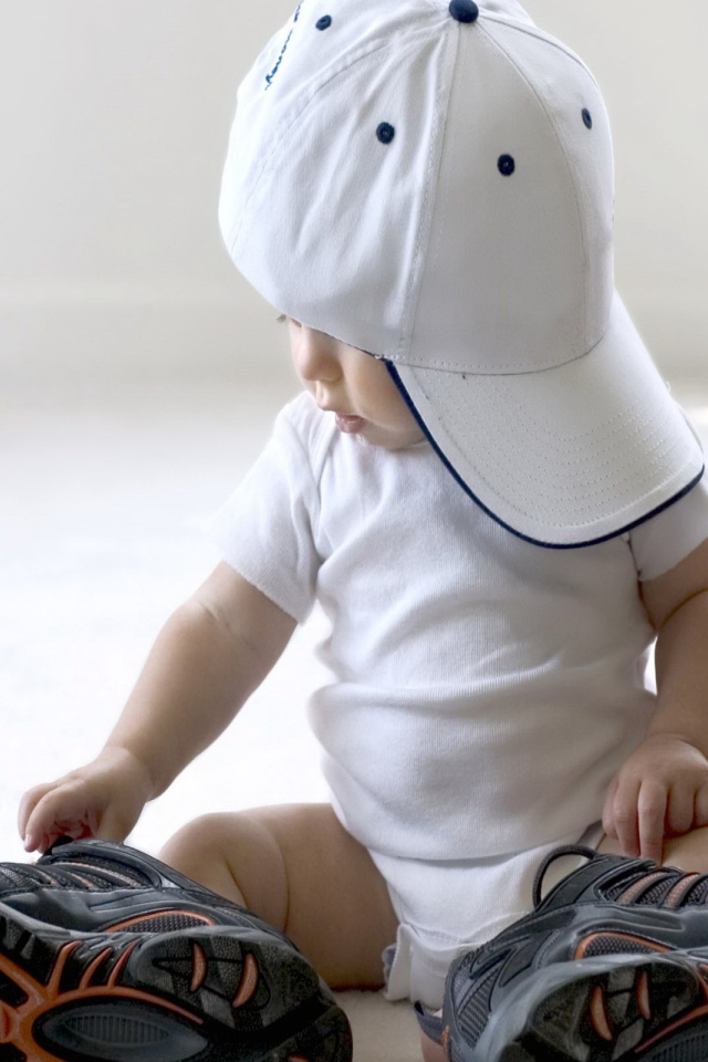 Малыш в большой одежде