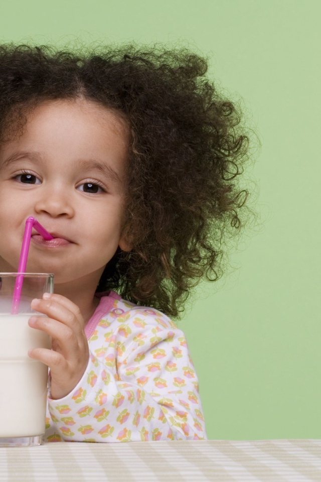 Девочка с молоком