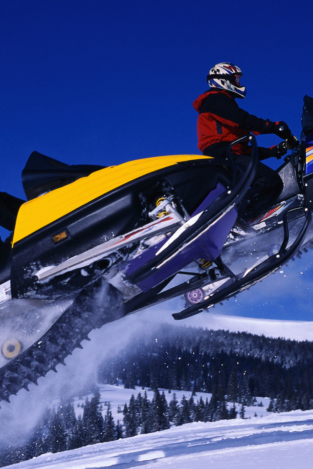 Гонки на снегоходах