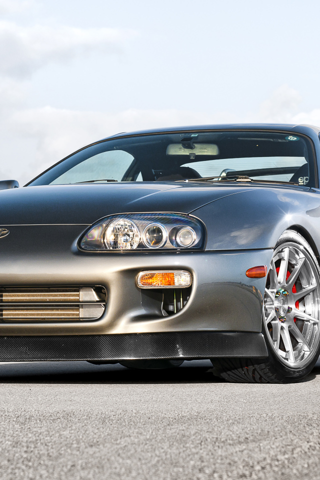 Серебристая Toyota Supra