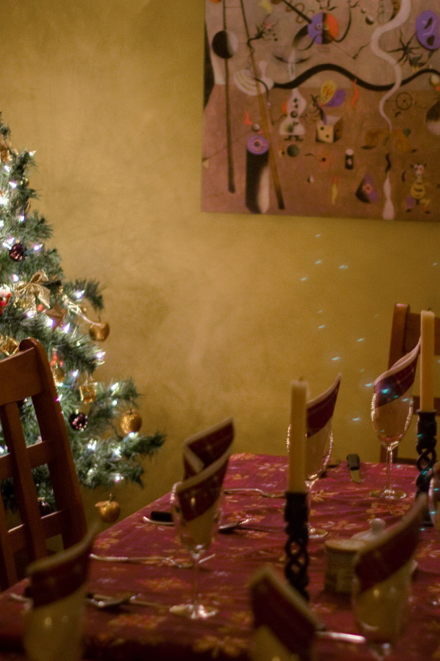 Елка у новогоднего стола