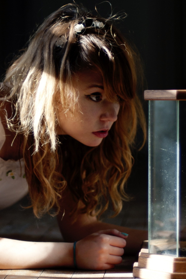 Красивая девушка и змея