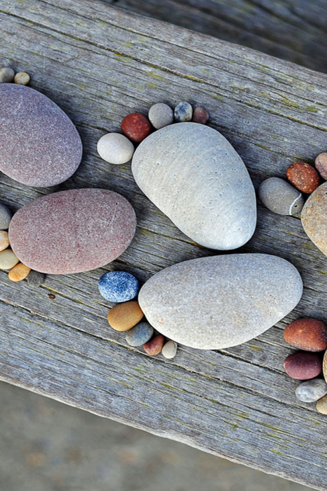 Следы из камней