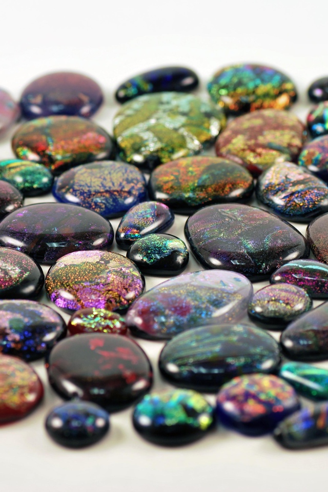 Перламутровые камни