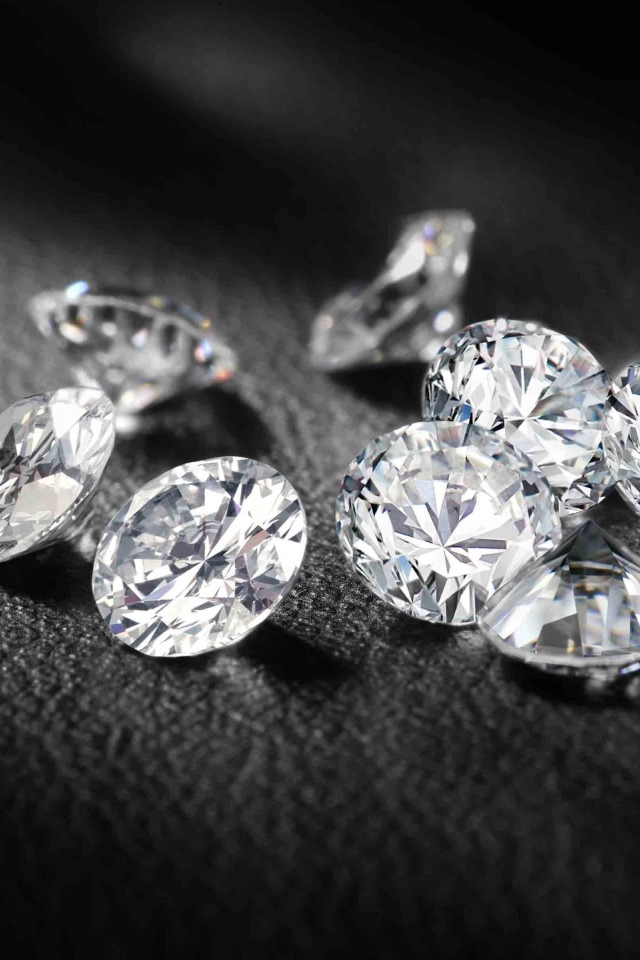 Бриллианты на черной коже