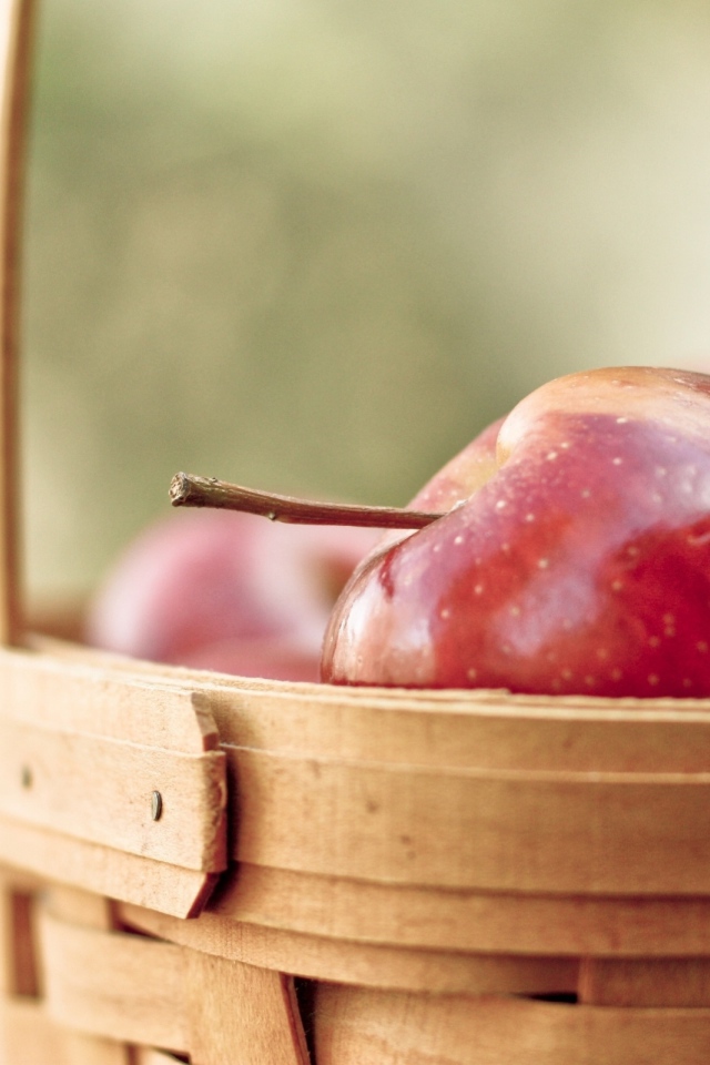 Корзина с яблоками