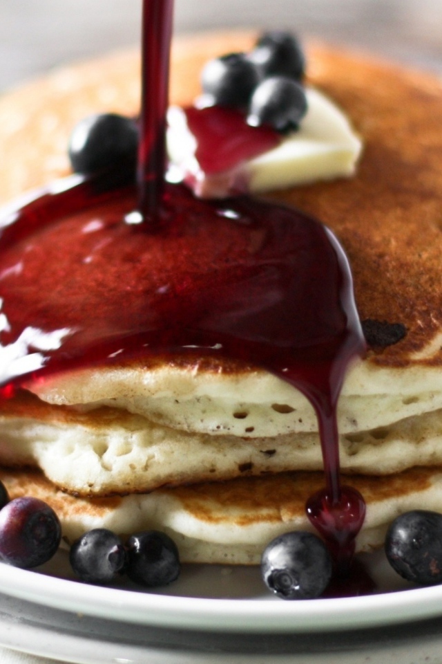 Блины с вареньем и ягодами