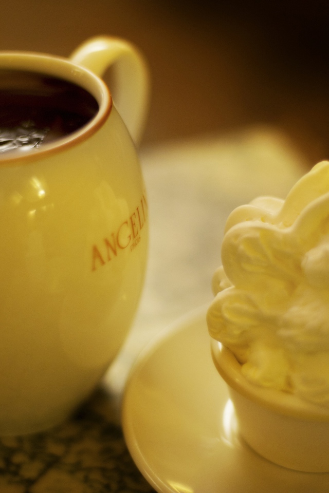 Горячий шоколад и пирожное