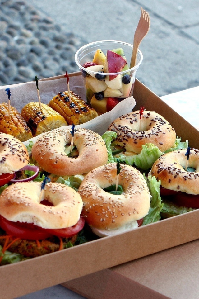 Гамбургеры и кукуруза