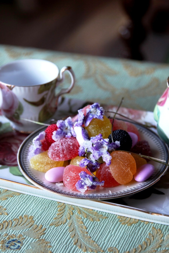 Сладости на подносе