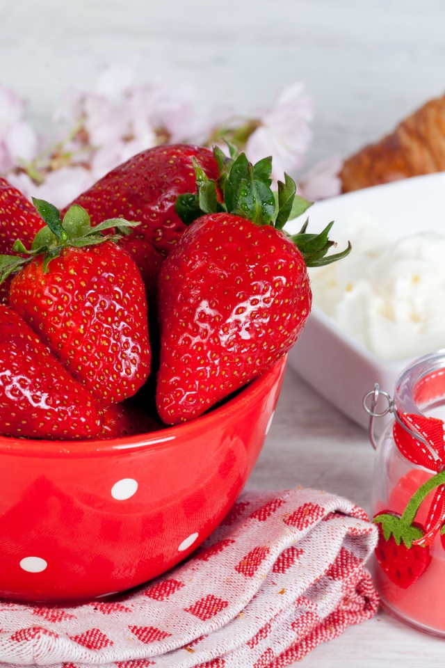 Клубника со сметаной