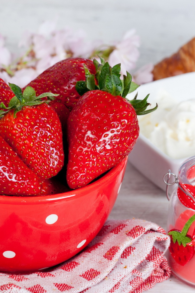 Клубника в тарелке