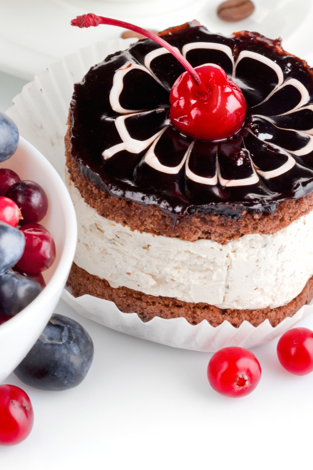 Пирожное и ягоды