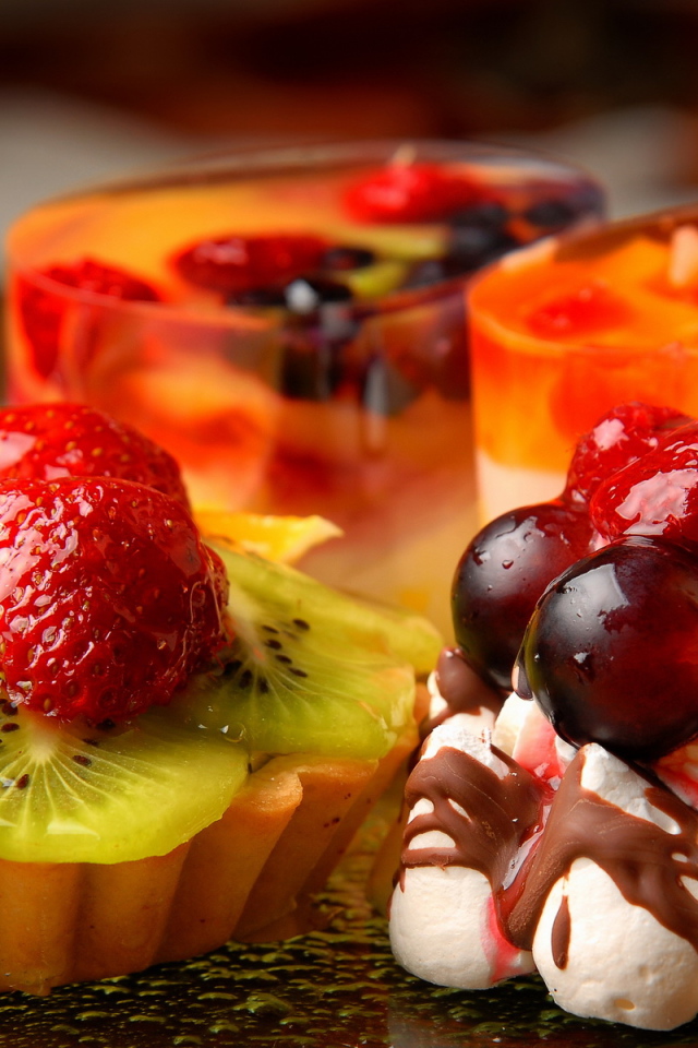 Пирожные с ягодами