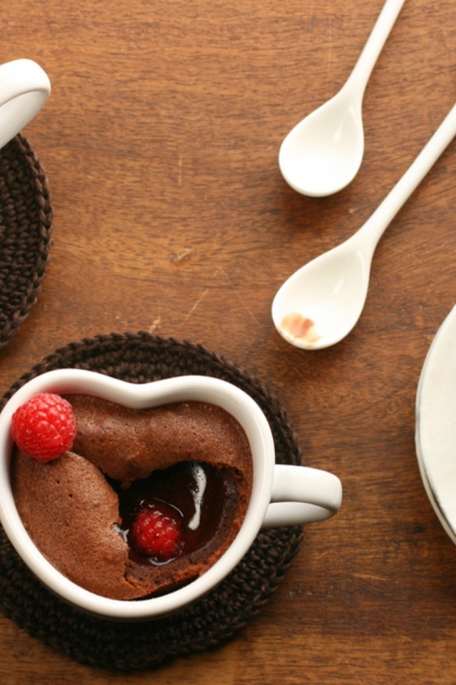 Шоколадный десерт с ягодами