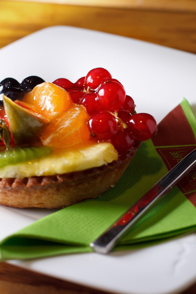 Фруктово-ягодное пироженое