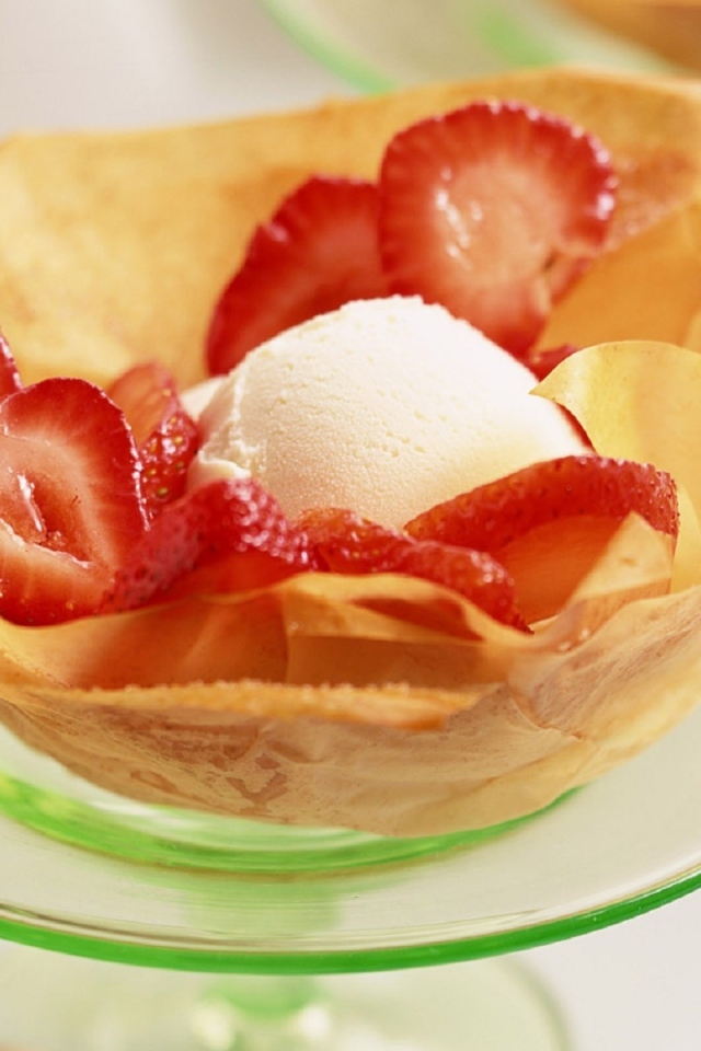 Мороженое с клубникой