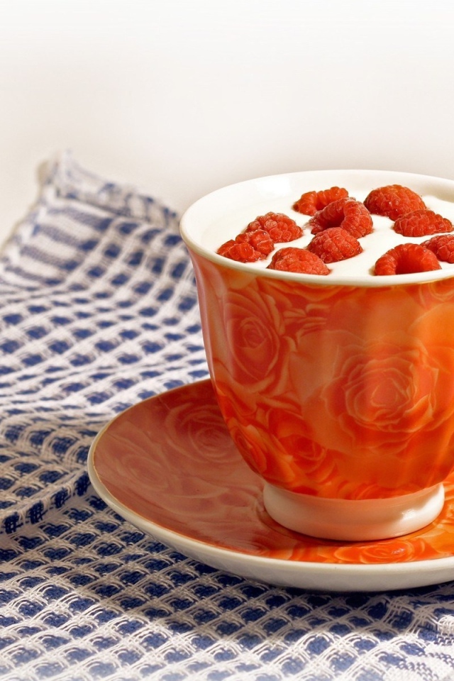 Йогурт с малиной