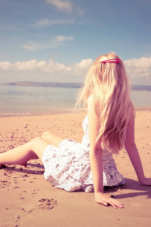 Блондинка на берегу моря